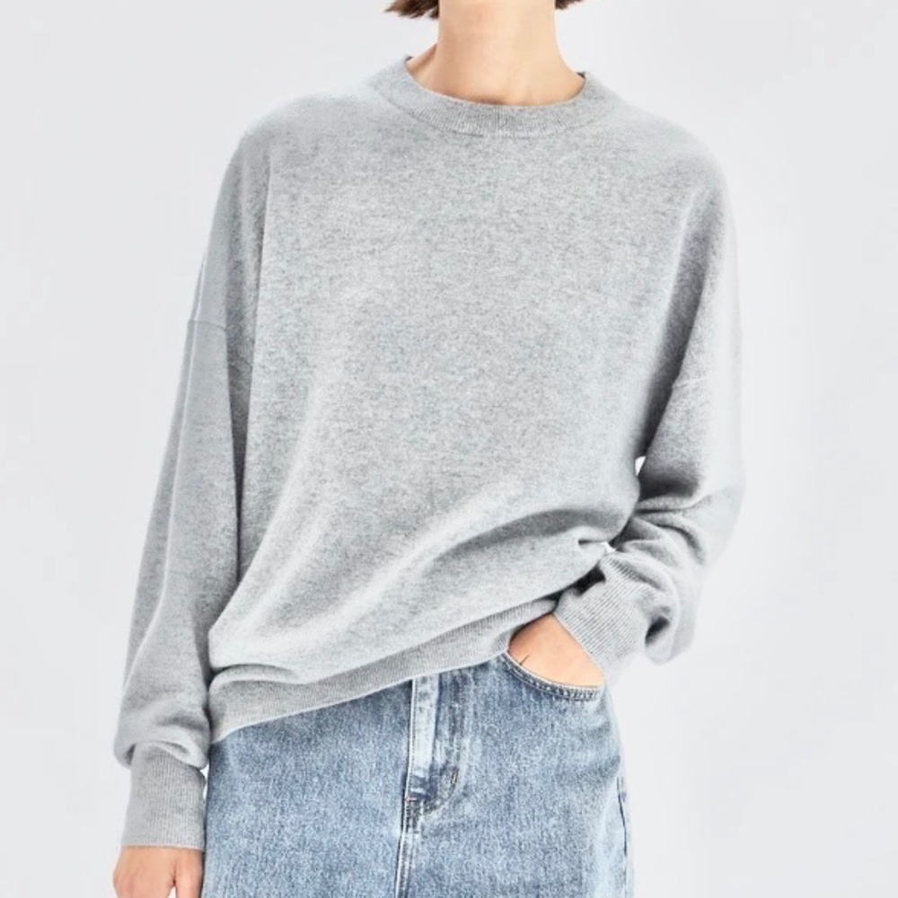 Bloomingdale's AQUA Gray Crew Neck Cashmere Sweater